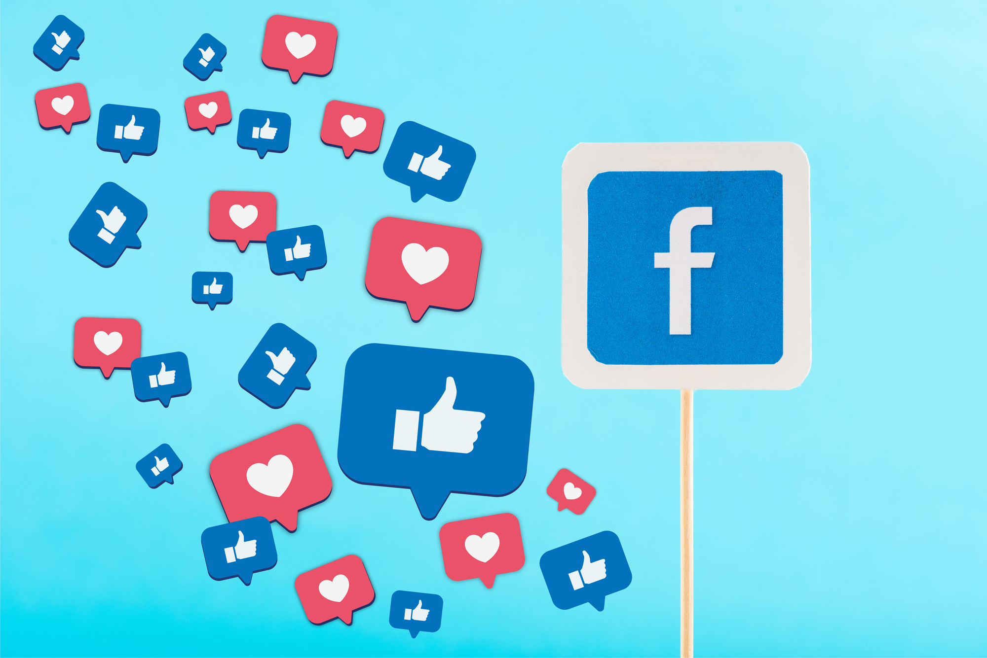 Facebook Logo mit verschiedenen Icons wie Like-Icon und Herz.-Icon